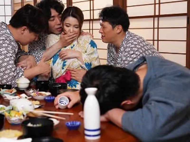 đưa vợ đi suối nước nóng, anh xã không biết vợ bị người khác chịch sấp mặt